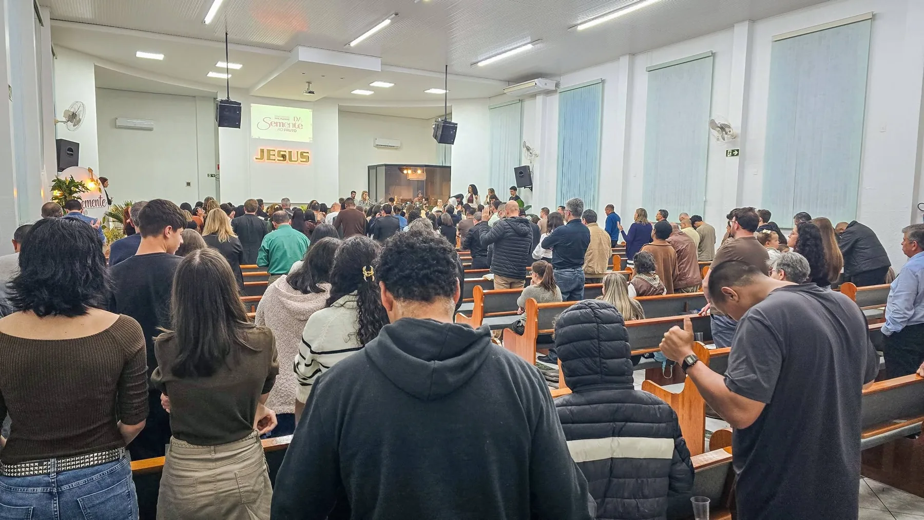 Igreja reunida no templo da ADSMI